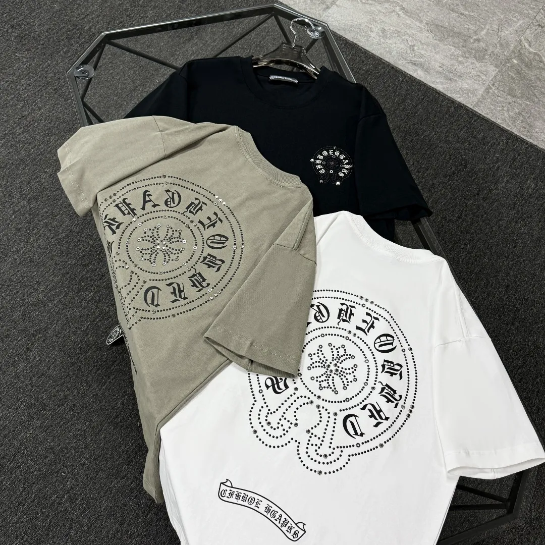 P190 Chrome Hearts 25 high-end versions. The fabric is made of 300 grams of high-density pure cotton. It does not deform or shrink. It has three labels. It is the same style for men and women. Technology: imported hot diamond. Color: white, black, dark green. SIZE: S-XL